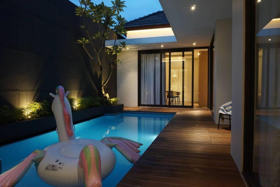 Villa Carmela Batu by Kingspark 8 Rum bild